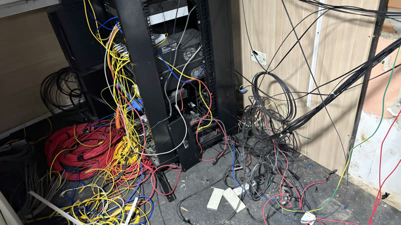 Instalación improvisada que sustituimos por infraestructura normalizada.