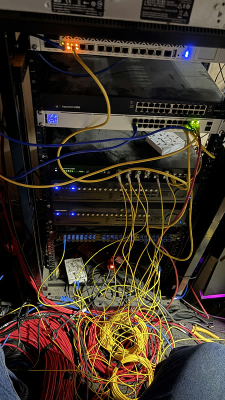 Escenario recibido del cliente, sin identificación ni guías de cable.