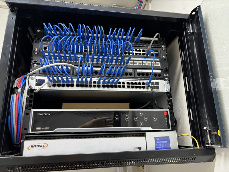 Grabador de imágenes y UPS integrados al rack de red.