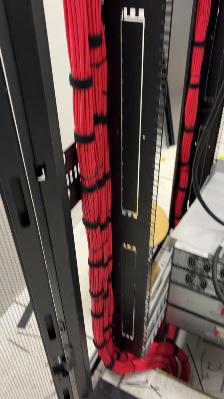 Recorrido de cables de fuerza y gestión vertical dentro del rack.