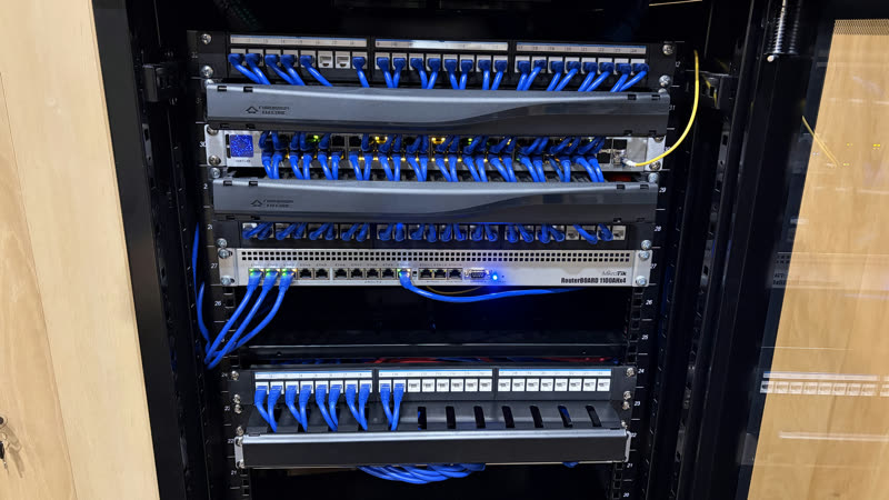 Patch panels sirviendo los puntos de red de todo el piso.