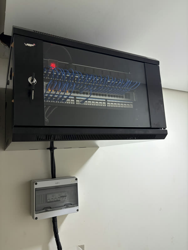 Rack cerrado y listo para operar tras la certificación.