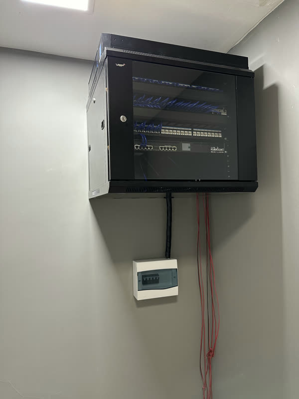 Rack de pared finalizado, identificado y accesible para mantenimiento.