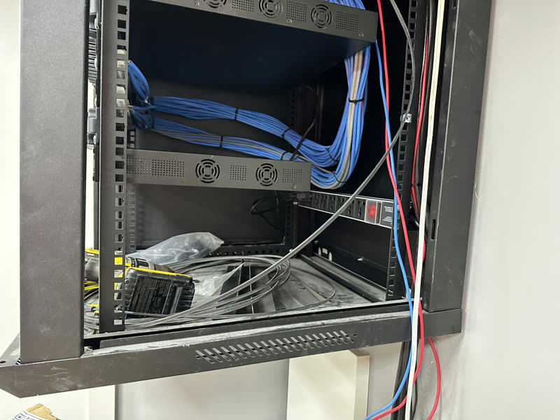 Tendido y terminación de los cables durante el montaje del rack.