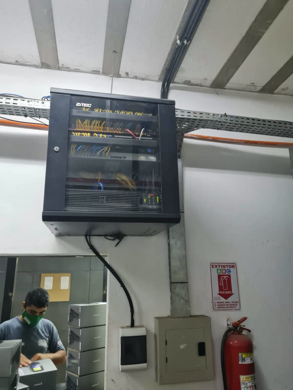 Montaje del gabinete y organización de los cordones en el sitio.
