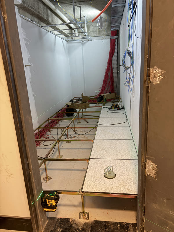 Bandejas, infraestructura eléctrica dedicada y piso elevado en ejecución.