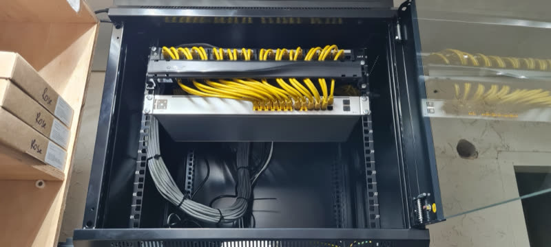 Terminación de cableado estructurado vista desde arriba.