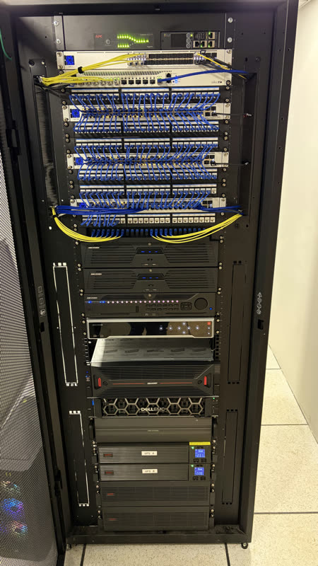 Múltiples patch panels atendiendo toda la planta del cliente.