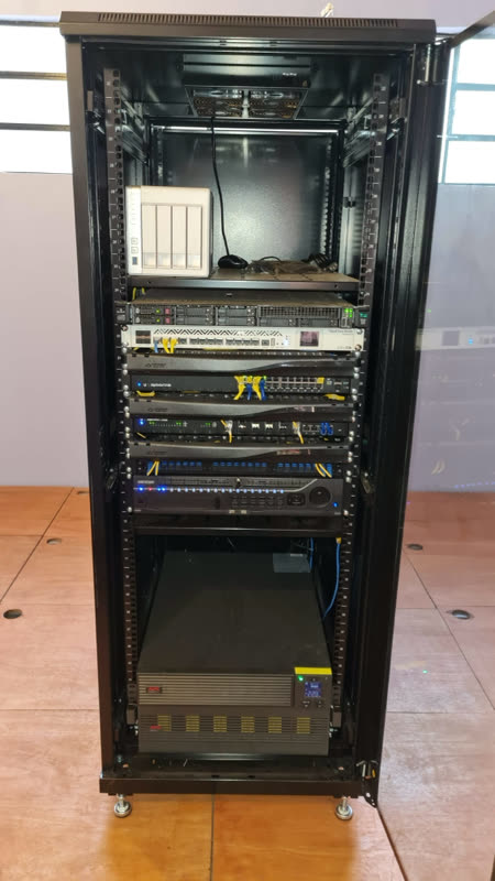 Patch panels, switches y organización vertical en rack abierto.