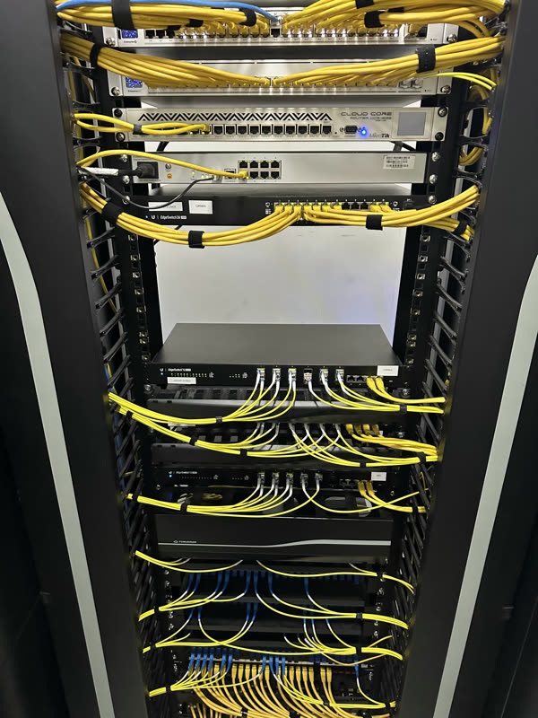 Rack de piso con cordones identificados puerto a puerto.
