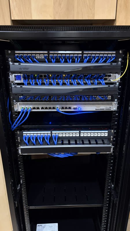 Datos, energía y activos de red separados por altura en el rack.
