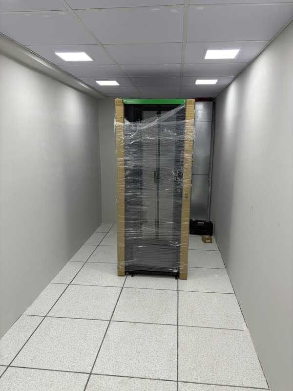 Rack recién entregado posicionado en sala con piso elevado.