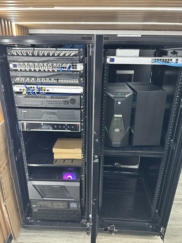 Racks de piso albergando servidores y estaciones dedicadas.