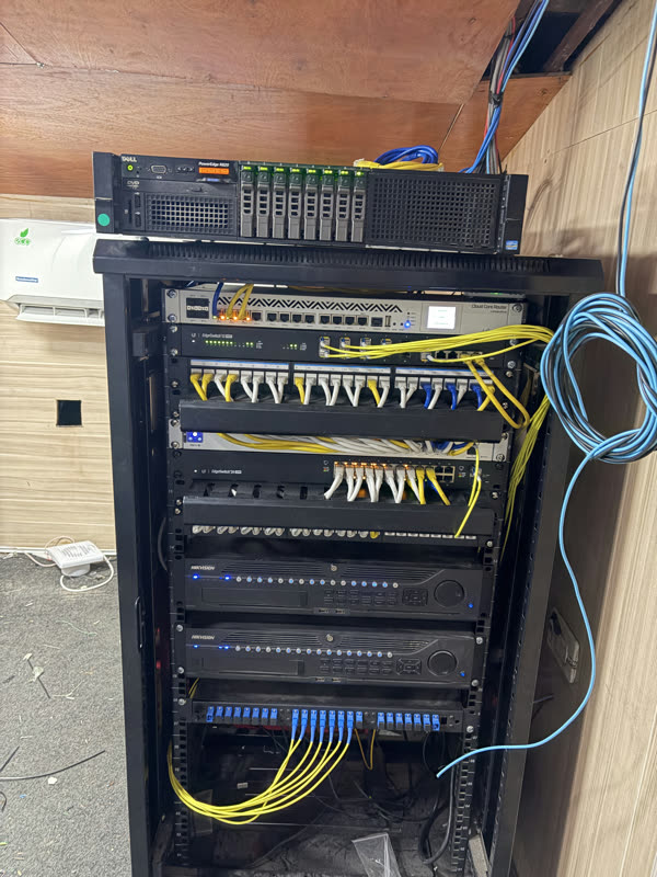 Servidor, patch panels y reserva de cable bien acomodados.